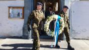 Soldaten legen am Montag bei der Gedenkfeier einen Kranz für die 19 Offiziere nieder, welche beim Lawinenunglück von Reckingen vor 50 Jahren verstarben.